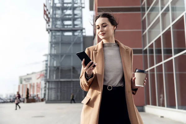 Mujer Negocios Sonriendo Encantadoramente Usando Smartphone Mujer Disfrutando Día Soleado — Foto de Stock