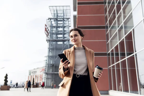 Giovane Donna Cousiana Con Smartphone Piedi Contro Strada Sfondo Edificio — Foto Stock