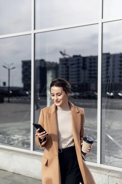 Mujer Negocios Sonriendo Encantadoramente Usando Smartphone Mujer Disfrutando Día Soleado — Foto de Stock