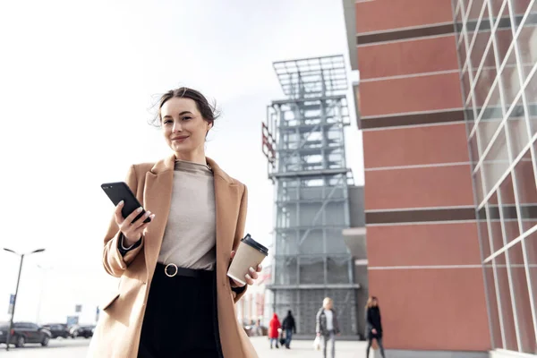 Mujer Rizada Sonriente Con Gafas Sol Moda Camina Por Calle — Foto de Stock