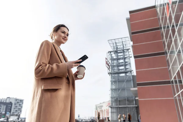 Primer Plano Joven Mujer Negocios Sosteniendo Teléfono Inteligente Café Para — Foto de Stock