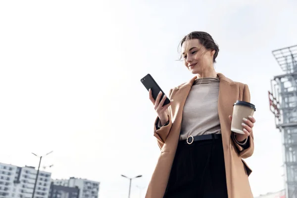 Primer Plano Joven Mujer Negocios Sosteniendo Teléfono Inteligente Café Para — Foto de Stock