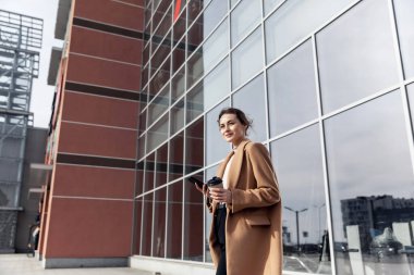 Genç İş Kadını Cep Telefonu Kullanırken Gülümsüyor
