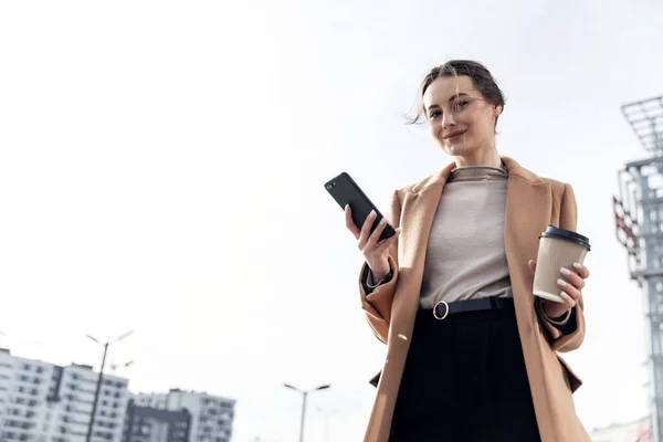 Primo Piano Giovane Donna Affari Possesso Smartphone Caffè Andare Sorridere — Foto Stock