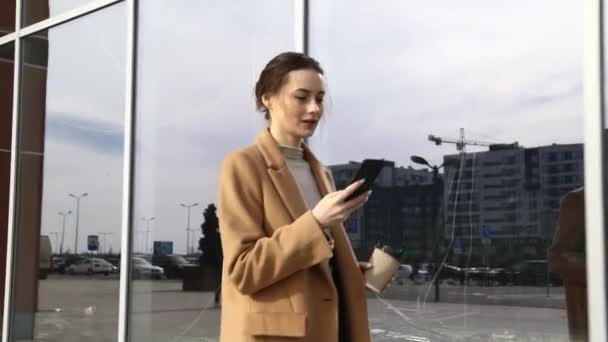 Jeune Femme Cousienne Avec Smartphone Debout Sur Fond Bâtiment Flou — Video