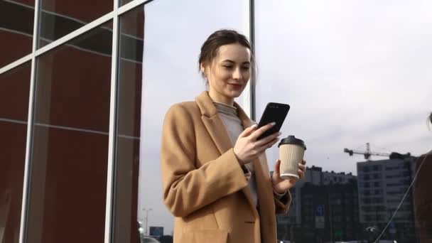 Glimlachende Krullende Vrouw Met Een Trendy Zonnebril Loopt Door Straat — Stockvideo