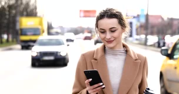 Business Woman Ler Charmigt Med Sin Smartphone Kvinnliga Njuter Solig — Stockvideo
