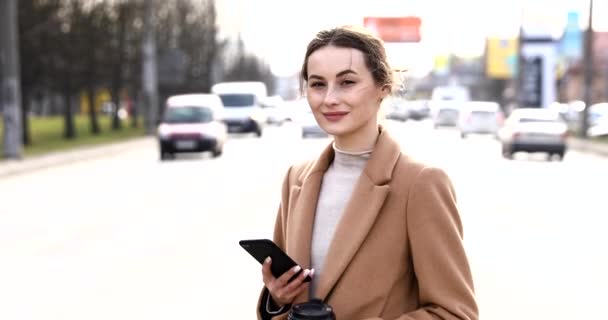 Hoofd Schouders Slow Motion Portret Van Mooie Zelfverzekerde Jonge Vrouw — Stockvideo