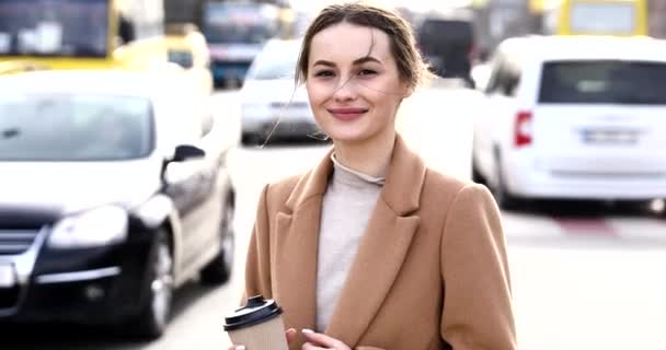 Retrato Jovem Atraente Sorriso Mulher Olhar Para Câmera Centro Cidade — Vídeo de Stock