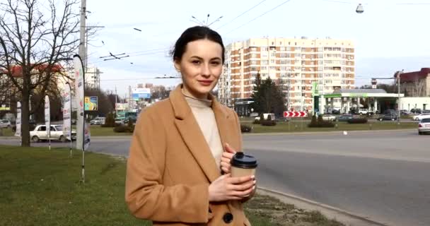 Portre Genç Çekici Gülümseme Kadın Kameraya Bak Şehir Merkezinde Mutlu — Stok video