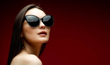 Yakın çekim pastel kırmızı arka plan üzerinde izole dudak yalama beyaz omuz kapalı üst bluz giyen güzel neşeli pozitif zarif şık sevimli çekici düz saçlı Bayan portresi