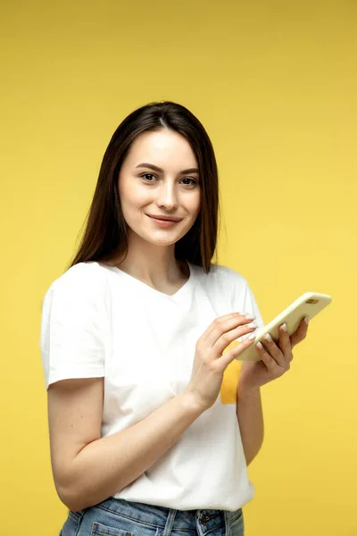 Verrast Zakenvrouwen Met Laptop Gele Achtergrond — Stockfoto