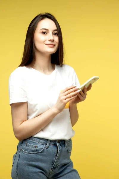 Verrast Jong Meisje Bont Trui Poseren Geïsoleerd Geel Oranje Achtergrond — Stockfoto