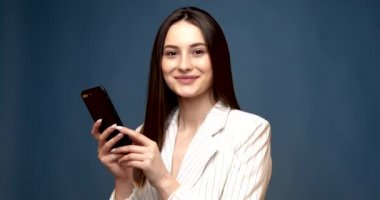 Mavi duvarda fonjeli genç bir kadın..