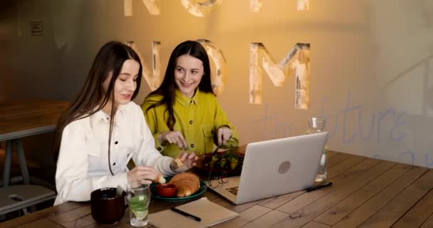 Grupo Dos Chicas Elegantes Con Pelo Castaño Largo Comiendo Comida — Vídeos de Stock