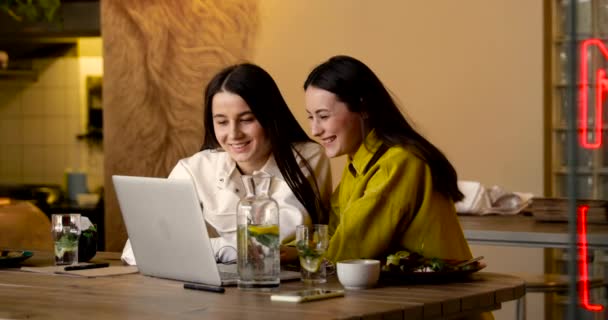 Grupo Dos Hermosas Chicas Traje Casual Que Tienen Reunión Cafetería — Vídeo de stock