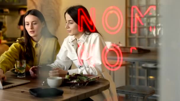 Giovani Ragazze Concentrate Camicie Colorate Sedute Caffè Moderno Lavoro Sul — Video Stock