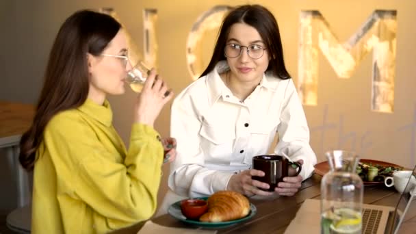 Schöne Damen Hellem Outfit Sitzen Mit Geöffnetem Laptop Tisch Essen — Stockvideo