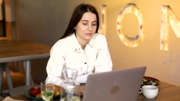 Freelancer Feminino Encantador Roupas Moda Trabalhando Laptop Durante Café Manhã — Vídeo de Stock