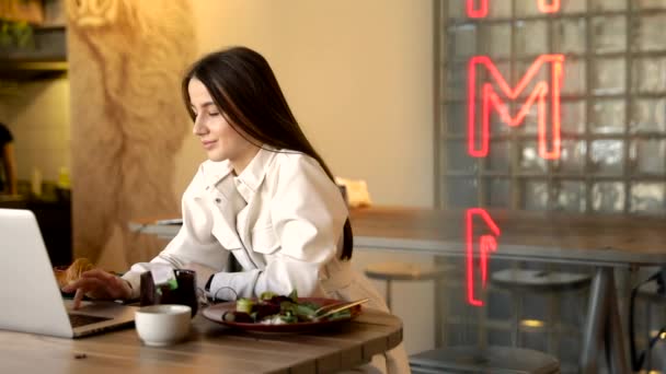 Mulher Atraente Roupas Casuais Sentado Mesa Com Deliciosa Refeição Enquanto — Vídeo de Stock