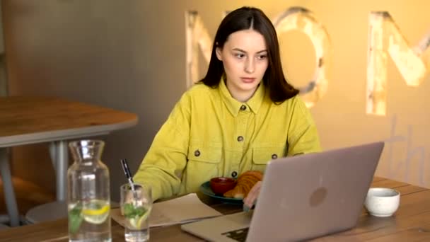 Atrakcyjna Brązowłosa Dziewczyna Jasnej Odzieży Pracująca Osobistym Laptopie Podczas Lunchu — Wideo stockowe