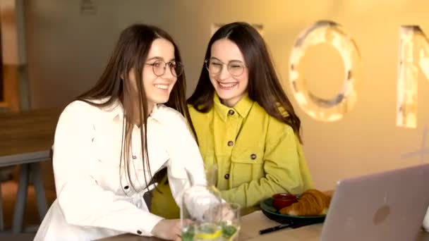 Веселые Юные Леди Стильной Одежде Обнимают Друг Друга После Выбора — стоковое видео