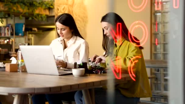 Mulheres Muito Jovens Com Cabelos Castanhos Longos Comendo Comida Deliciosa — Vídeo de Stock