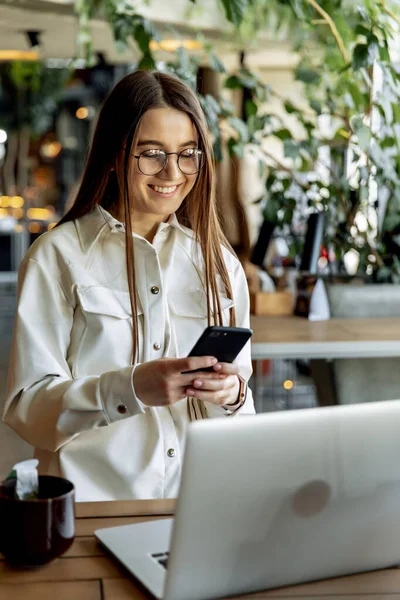 Charmante Vrouwelijke Freelancer Trendy Kleding Werken Laptop Tijdens Het Ontbijt — Stockfoto