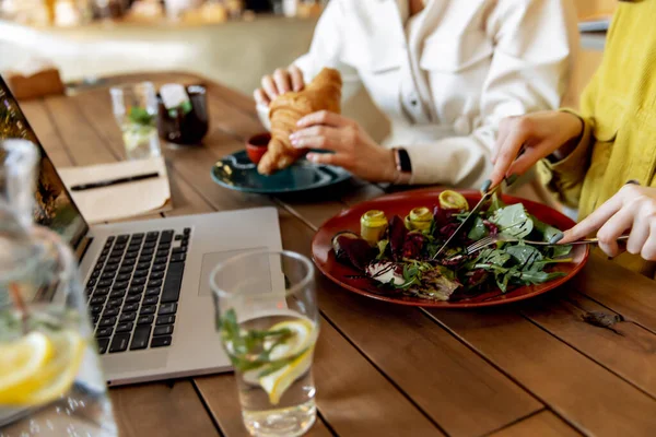 Hübsche Junge Frauen Mit Langen Braunen Haaren Essen Leckeres Essen — Stockfoto