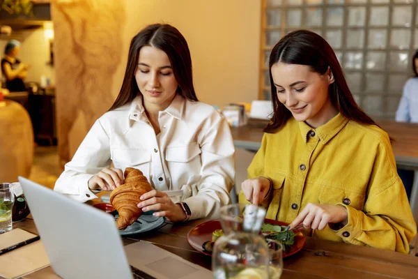 Hübsche Junge Frauen Mit Langen Braunen Haaren Essen Leckeres Essen — Stockfoto