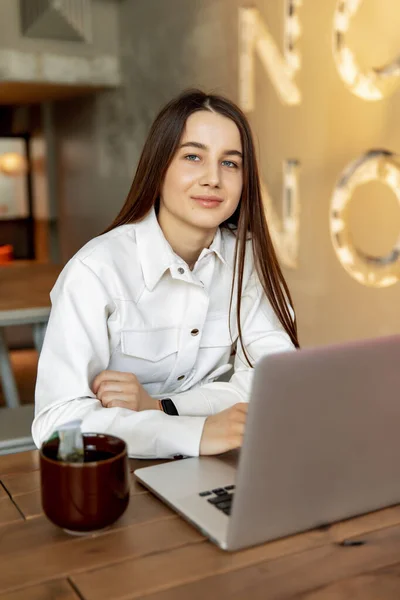 Mooie Brunette Wit Trendy Shirt Zittend Aan Tafel Surfen Internet Rechtenvrije Stockafbeeldingen