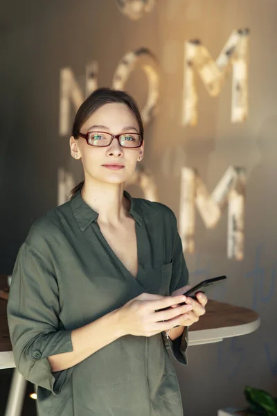 Mooie Vrouw Stijlvolle Glazen Met Koffie Papieren Beker Kijken Naar Rechtenvrije Stockfoto's