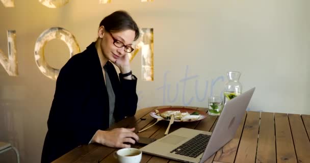 Kvinna Snygga Glasögon Och Svart Jacka Dricka Kaffe Restaurang Och — Stockvideo