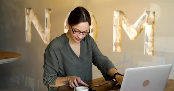 Moderne Zakenvrouw Succesvol Werken Aan Smartphone Laptop Computer Bij Coffeeshop — Stockvideo