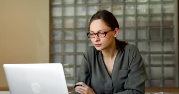 Mujer Negocios Moderna Exitosa Trabajando Teléfono Inteligente Computadora Portátil Interior — Vídeo de stock