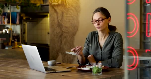 Obchodní Žena Černém Obleku Brýlích Sedící Stolu Kavárně Pracující Laptopu — Stock video