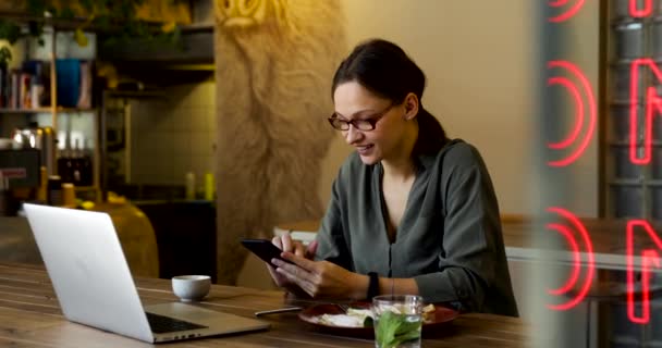 Donna Occhiali Alla Moda Giacca Nera Bere Caffè Ristorante Scrivere — Video Stock