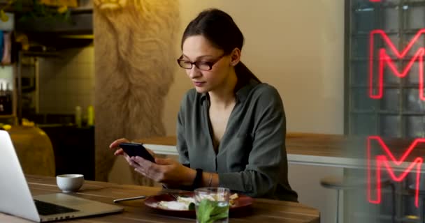 Mujer Con Gafas Elegantes Chaqueta Negra Bebiendo Café Restaurante Escribiendo — Vídeo de stock