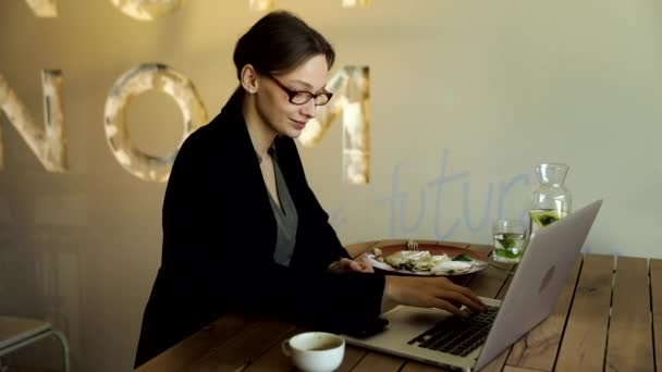 Mooie Vrouw Stijlvolle Glazen Met Koffie Papieren Beker Kijken Naar — Stockvideo