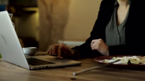 Орієнтована Ділова Жінка Стильних Окулярах Сидить Кафе Працює Ноутбуці Концентрована — стокове відео