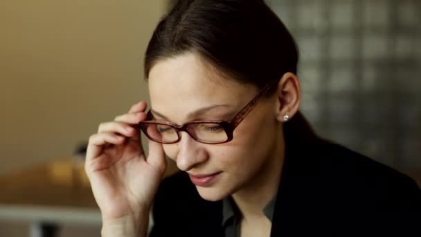 Preciosa Mujer Negocios Sonriente Con Gafas Elegantes Sentada Mesa Del — Vídeo de stock