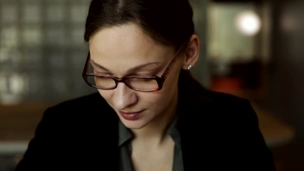 Preciosa Mujer Negocios Sonriente Con Gafas Elegantes Sentada Mesa Del — Vídeos de Stock