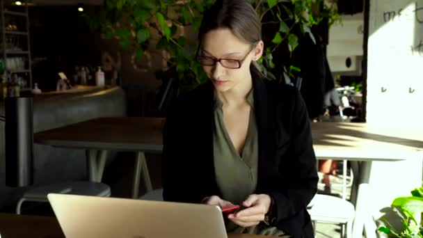 Mooie Vrouw Stijlvolle Glazen Met Koffie Papieren Beker Kijken Naar — Stockvideo