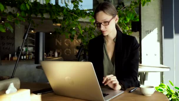 Zaostřená Podnikatelka Stylových Brýlích Sedí Kavárně Pracuje Notebooku Soustředěná Žena — Stock video