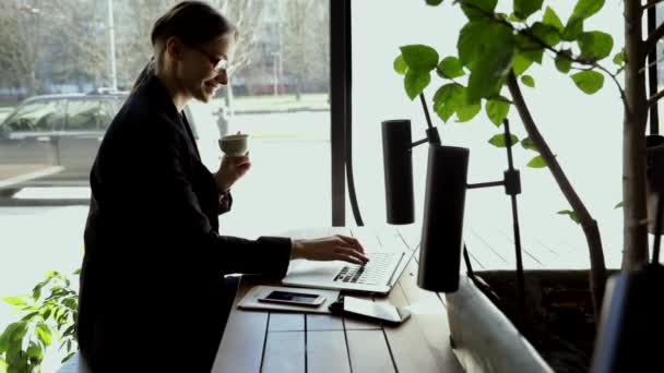 Zaostřená Podnikatelka Stylových Brýlích Sedí Kavárně Pracuje Notebooku Soustředěná Žena — Stock video