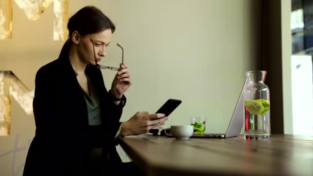 Skupiona Kobieta Biznesu Stylowych Okularach Siedzi Kawiarni Pracując Laptopie Skoncentrowana — Wideo stockowe