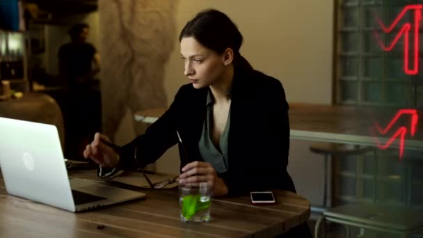 Εστιασμένη Επιχειρηματίας Κομψά Γυαλιά Κάθεται Καφέ Που Εργάζονται Φορητό Υπολογιστή — Αρχείο Βίντεο