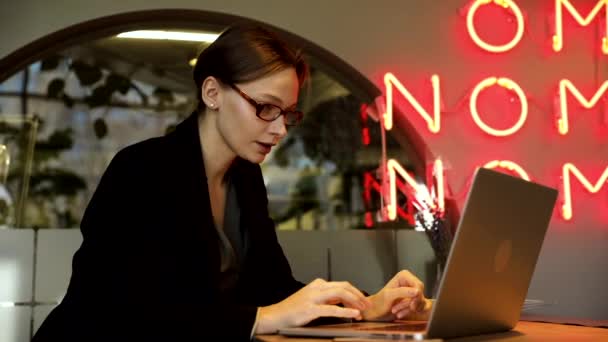 Gericht Zakenvrouw Stijlvolle Glazen Zitten Cafe Werken Laptop Geconcentreerde Ernstige — Stockvideo