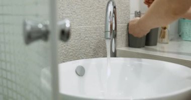 Hijyen, ellerini ovuşturan, sık sık sabunla yıkayan, virüs bulaşmasını önleyen, Covid-19 salgını, dezenfeksiyon, bakterileri durdurmak için el temizleme, Coronavirüs salgını.