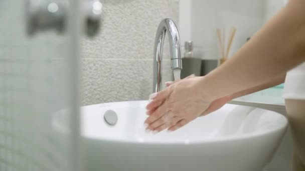 Hygiène Mains Fille Frottant Les Mains Lavant Fréquemment Avec Savon — Video